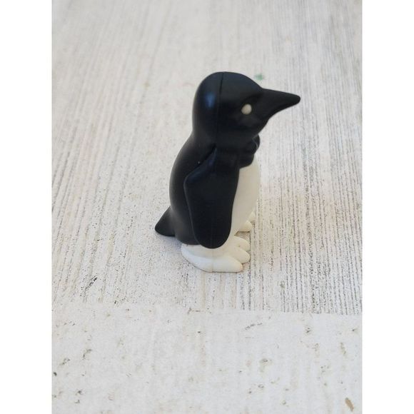 Miniature tuxedo penguin Arctic Zoo toy figure - Picture 4 of 5